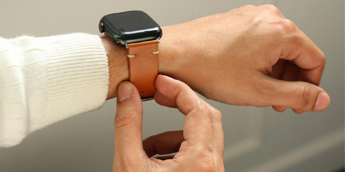 Leather watch strap with Apple watch in brown