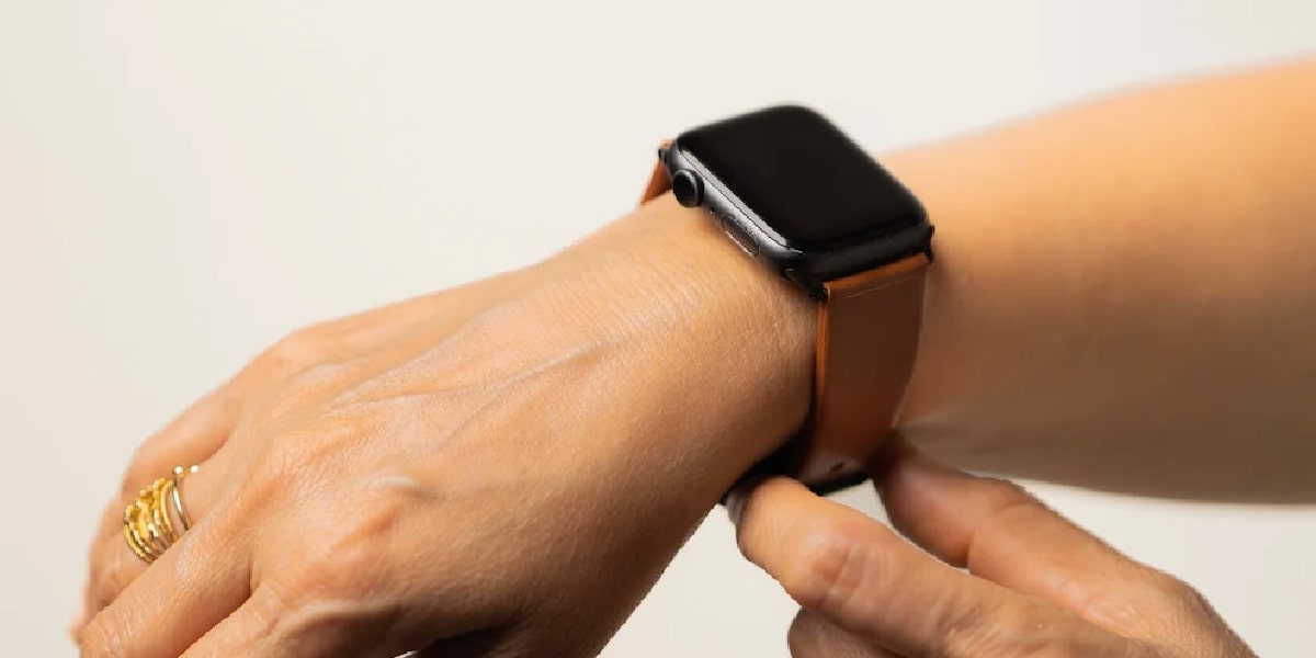 Leather watch strap with Apple watch in brown