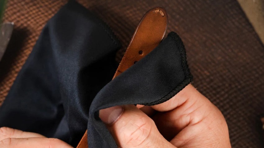 vệ sinh dây da đồng hồ